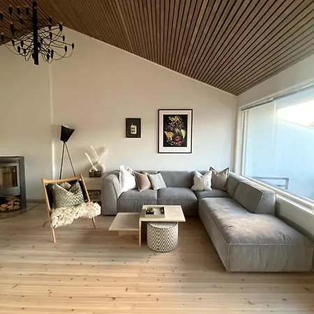Modern Townhouse In Close To Ons *